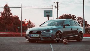 Превью обои audi, баскетбольная площадка, баскетбол, мяч, баскетбольная сетка