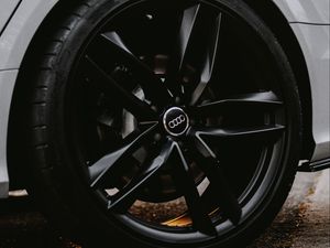 Превью обои audi, машина, серый, колесо, вид сбоку