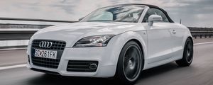 Превью обои audi, машина, вид спереди, движение, белый