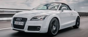 Превью обои audi, машина, вид спереди, движение, белый