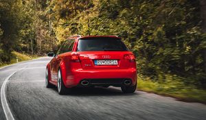 Превью обои audi rs4 audi, автомобиль, вид сзади, движение, дорога