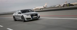 Превью обои audi s8, audi, автомобиль, серый, скорость, дорога