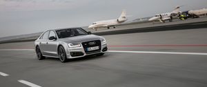 Превью обои audi s8, audi, автомобиль, серый, скорость, дорога