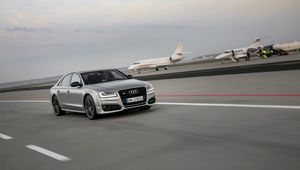 Превью обои audi s8, audi, автомобиль, серый, скорость, дорога