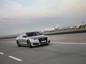 Превью обои audi s8, audi, автомобиль, серый, скорость, дорога