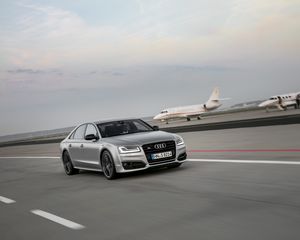 Превью обои audi s8, audi, автомобиль, серый, скорость, дорога