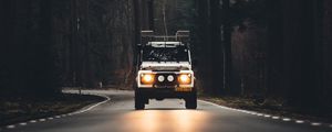 Превью обои авто, дорога, вечер, туман, деревья