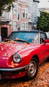 Превью обои авто, красный, вид сбоку, осень, листва