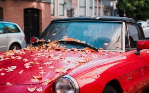 Превью обои авто, красный, вид сбоку, осень, листва