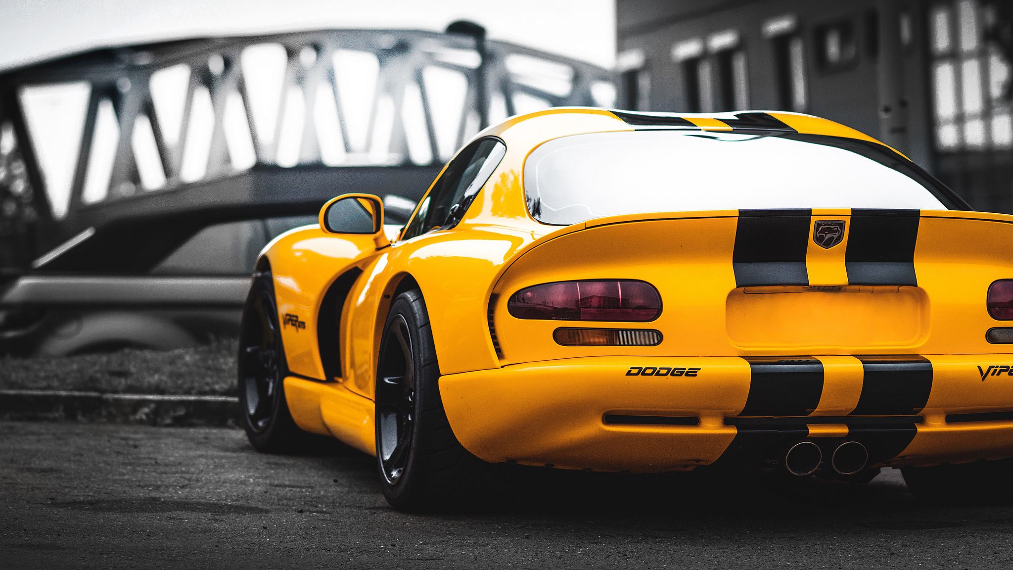 2048x1152 авто, спорткар, желтый, вид сзади обои ультраширокий монитор.
