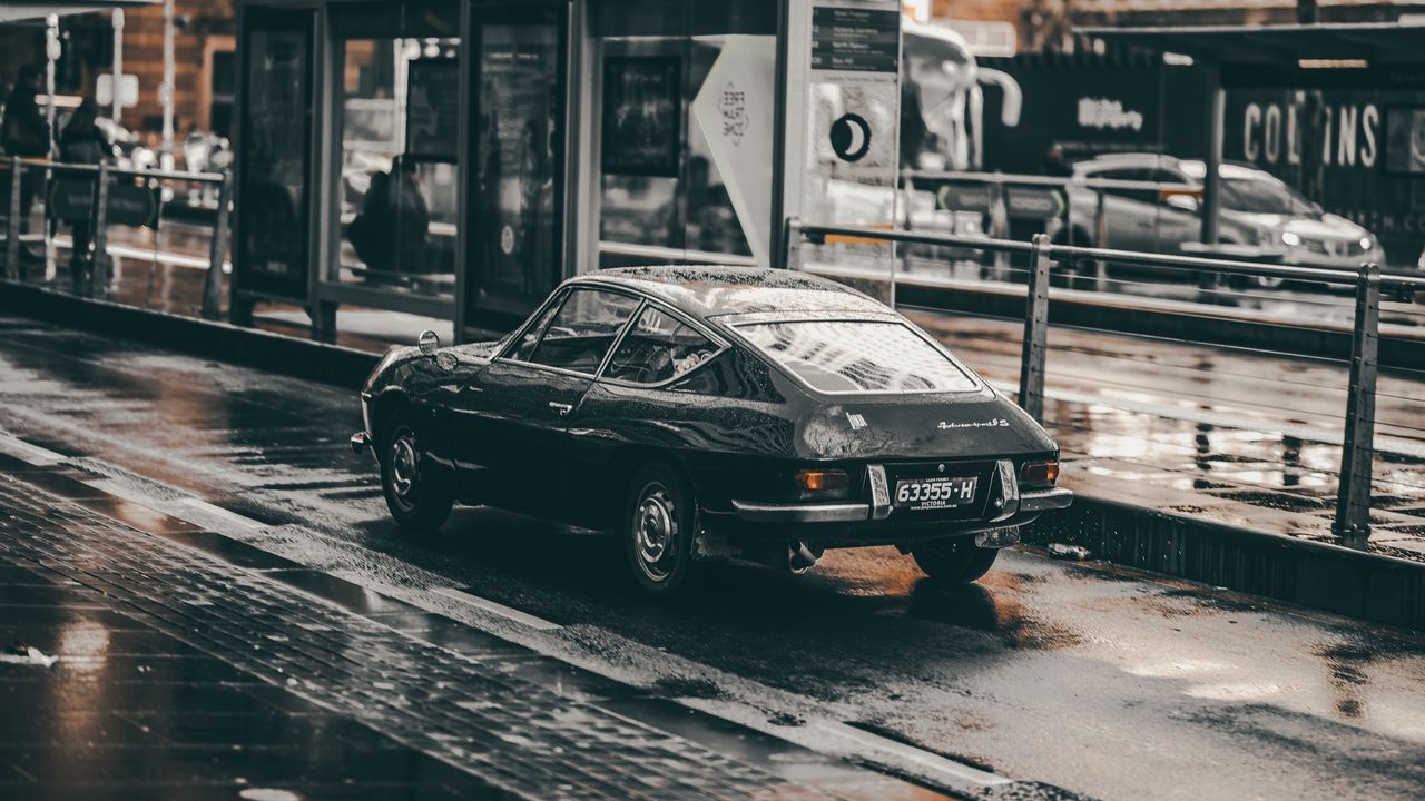 Обои авто, вид сбоку, город, дождь