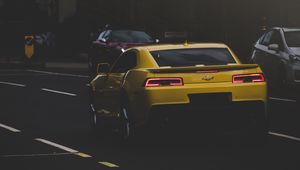Превью обои авто, вид сбоку, желтый, дорога