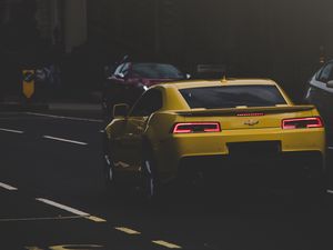 Превью обои авто, вид сбоку, желтый, дорога