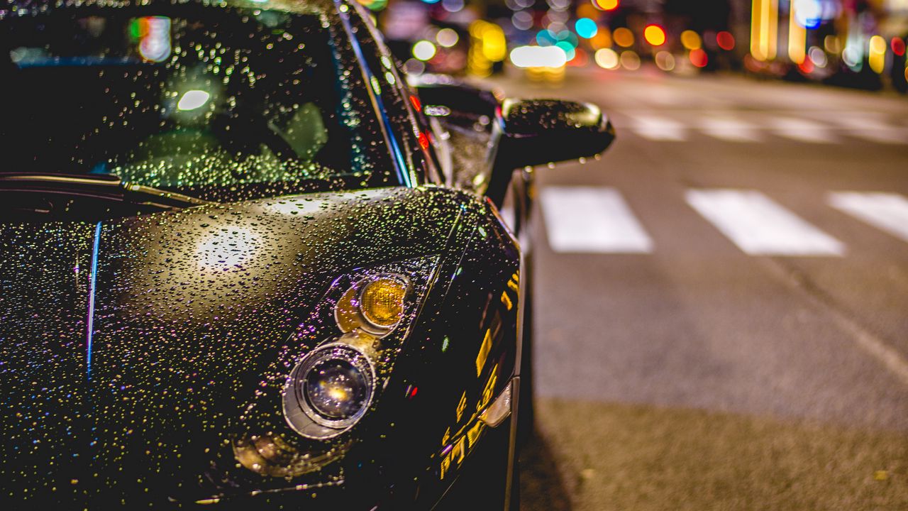 Обои авто, вид спереди, дождь, капли