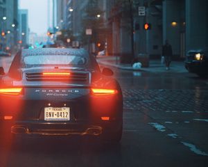Превью обои авто, вид сзади, улица, вечер