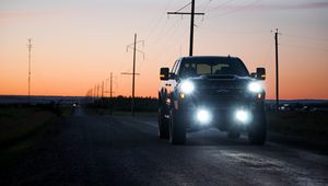 Превью обои авто, внедорожник, ночь, движение, фары