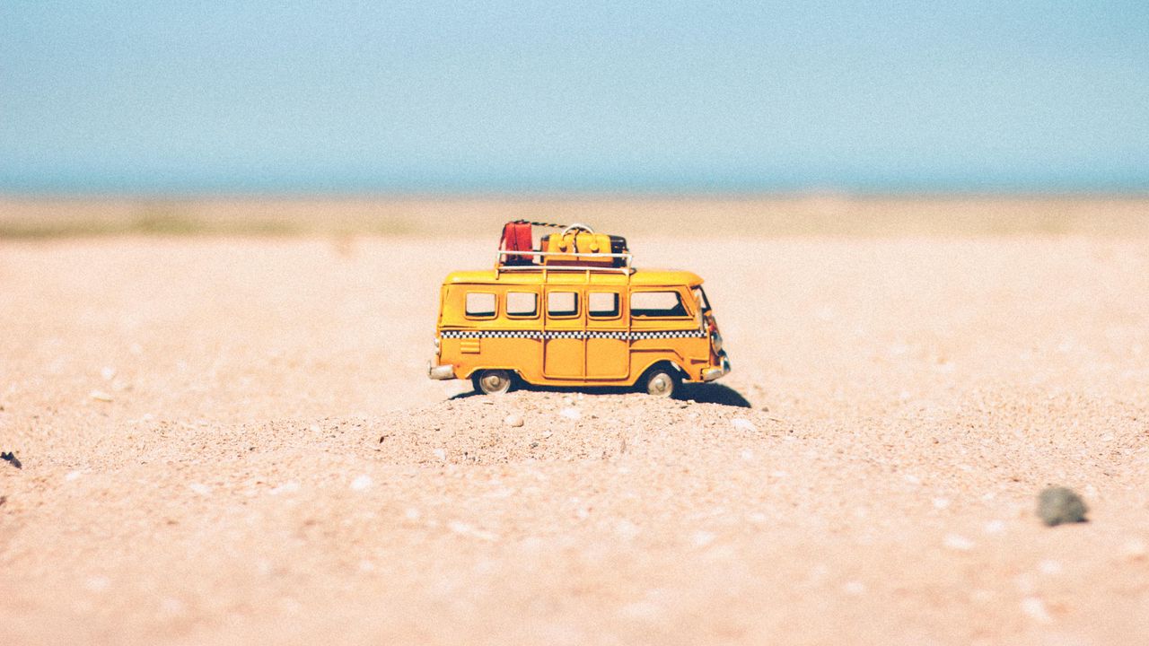 Обои автобус, игрушка, песок, пляж, желтый