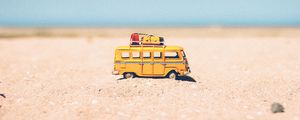 Превью обои автобус, игрушка, песок, пляж, желтый