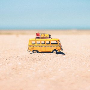 Превью обои автобус, игрушка, песок, пляж, желтый