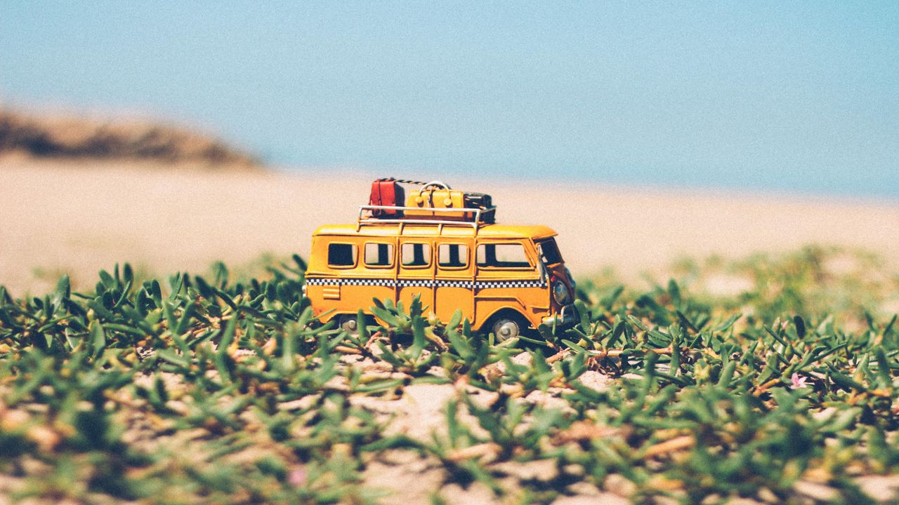 Обои автобус, игрушка, трава