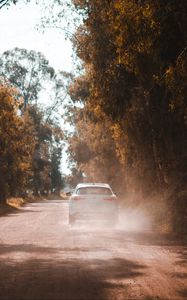 Превью обои автомобиль, белый, дорога, пыль