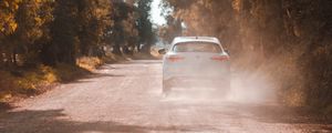 Превью обои автомобиль, белый, дорога, пыль