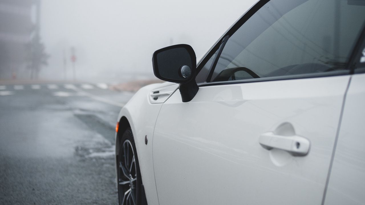 Обои автомобиль, белый, дорога, туман