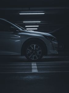 Превью обои автомобиль, белый, колесо, вид сбоку, темный