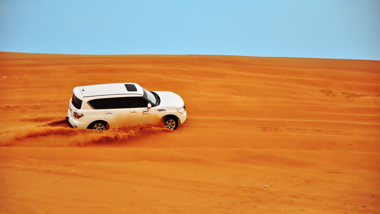 Обои автомобиль, белый, пустыня, песок