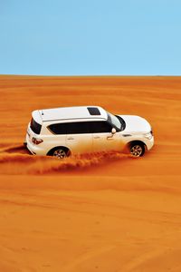 Превью обои автомобиль, белый, пустыня, песок