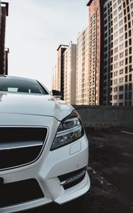 Превью обои автомобиль, белый, вид спереди, здания