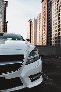 Превью обои автомобиль, белый, вид спереди, здания