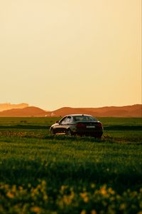 Превью обои автомобиль, черный, поле, закат