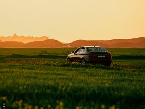 Превью обои автомобиль, черный, поле, закат