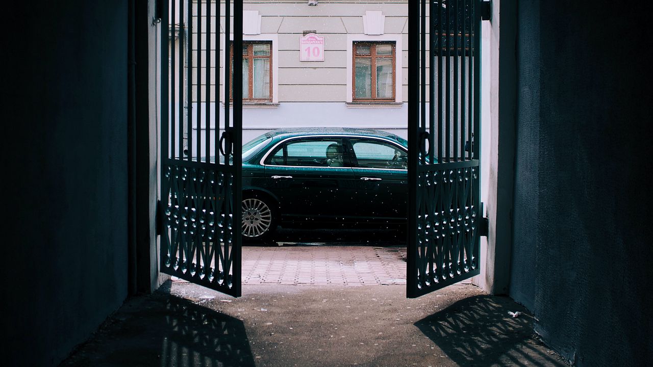 Обои автомобиль, черный, ворота, здание, улица