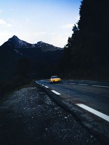 Превью обои автомобиль, дорога, горы, скалы, разметка