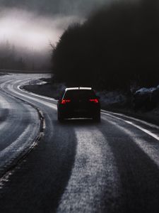 Превью обои автомобиль, дорога, туман, сумерки