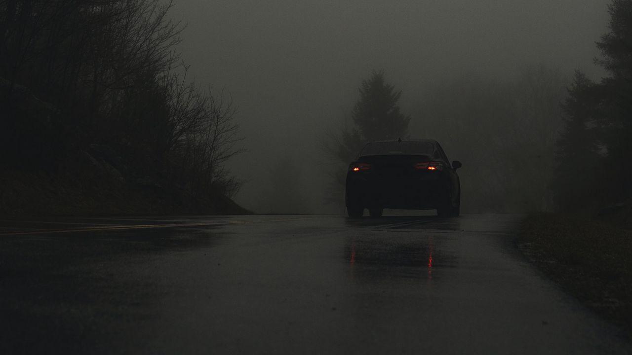 Обои автомобиль, дорога, туман, темный
