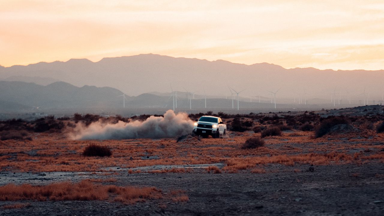 Обои автомобиль, дрифт, пыль, пустыня
