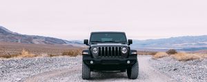 Превью обои автомобиль, джип, внедорожник, вид спереди, дорога
