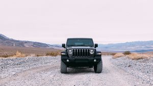 Превью обои автомобиль, джип, внедорожник, вид спереди, дорога