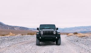 Превью обои автомобиль, джип, внедорожник, вид спереди, дорога