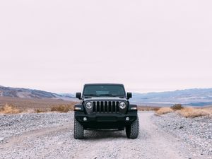 Превью обои автомобиль, джип, внедорожник, вид спереди, дорога