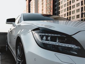 Превью обои автомобиль, фара, крупным планом, белый