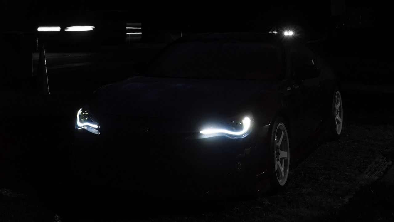 Обои автомобиль, фары, ночь, темный