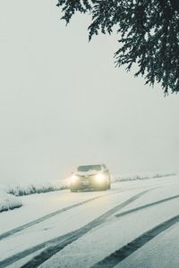 Превью обои автомобиль, фары, снег, туман, ветки, зима