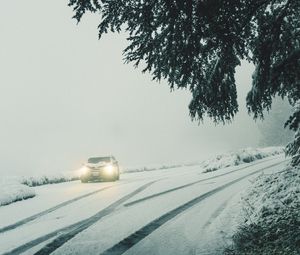 Превью обои автомобиль, фары, снег, туман, ветки, зима