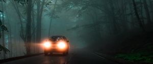Превью обои автомобиль, фары, туман, свет, деревья, дорога