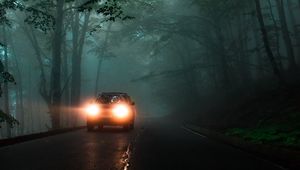 Превью обои автомобиль, фары, туман, свет, деревья, дорога