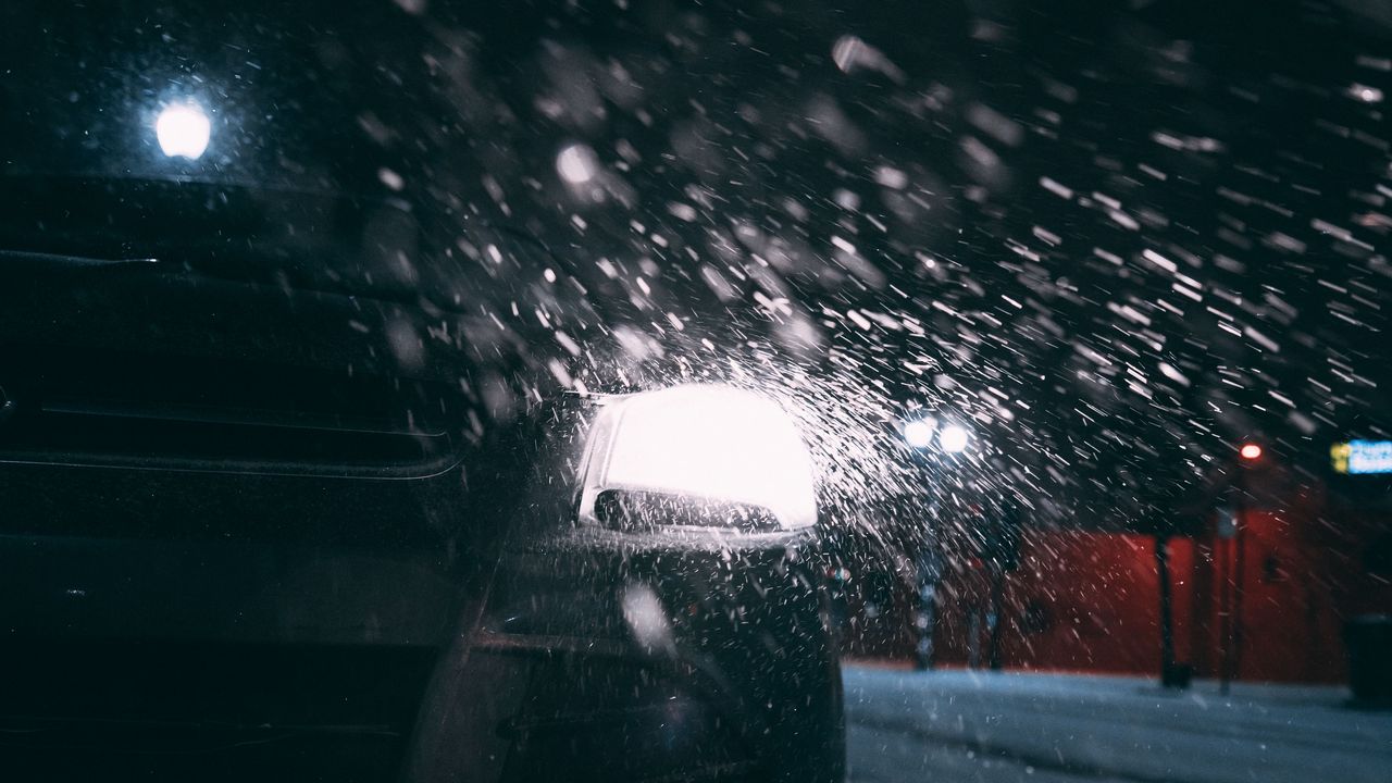 Обои автомобиль, фары, вид сзади, снег, ночь